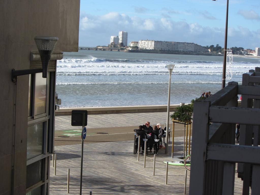 Hotel & Cantine De La Plage เลส์ซาบล์-โดล็อนน์ ภายนอก รูปภาพ